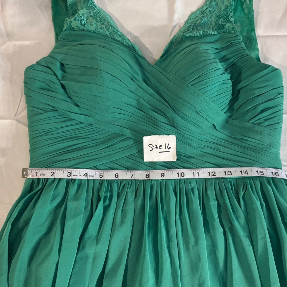 Long green chiffon with lace shoulder straps - Picture 8 of 8